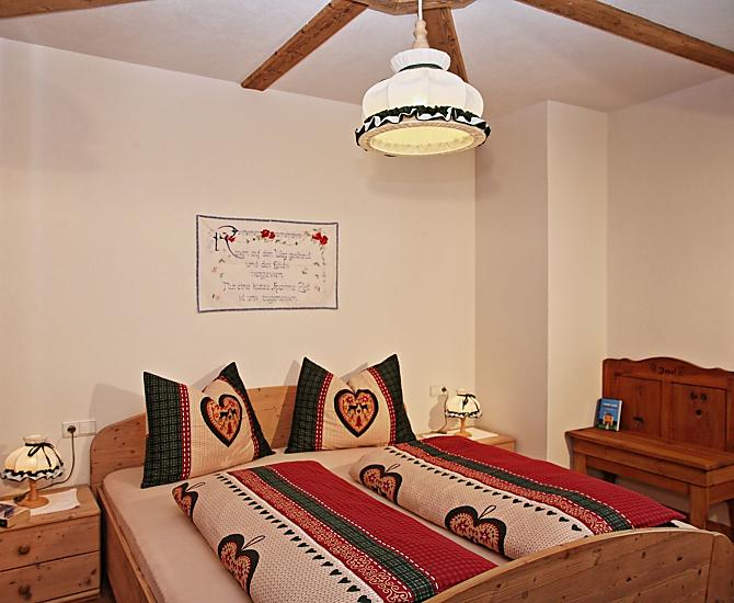 Schlafzimmer mit Holzboden und Möbeln in Fichte Massivholz