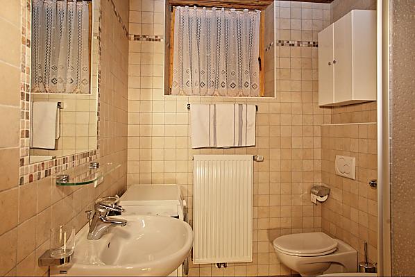 Bad mit Dusche, WC, Bidet und Waschmaschine sowie Fußbodenheizung 