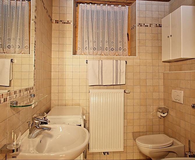 Bad mit Dusche, WC, Bidet und Waschmaschine sowie Fußbodenheizung 