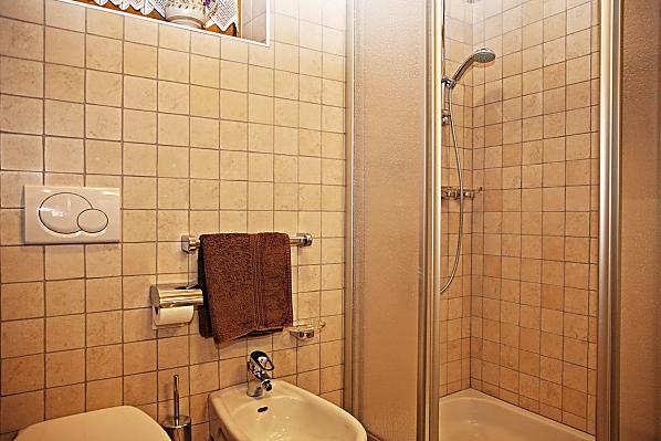 Bad mit Dusche, Waschbecken, WC, Bidet und Waschmaschine sowie Fußbodenheizung