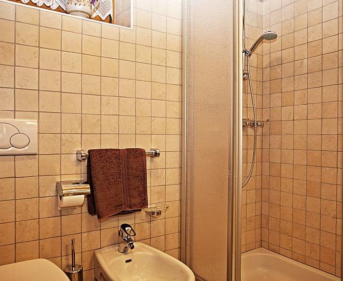 Bad mit Dusche, Waschbecken, WC, Bidet und Waschmaschine sowie Fußbodenheizung