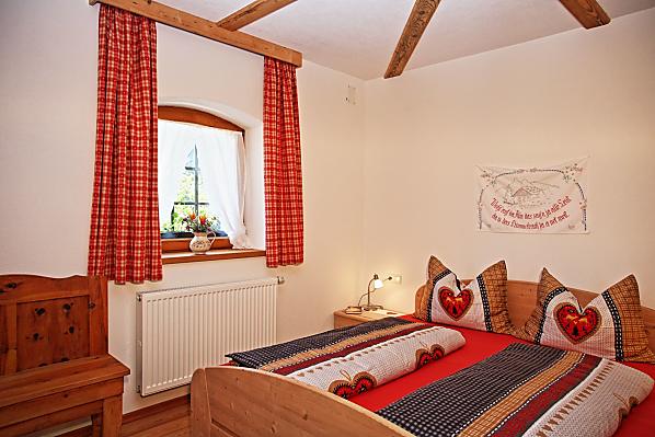 Schlafzimmer mit Holzboden und Möbeln in Massivholz Fichte Natur