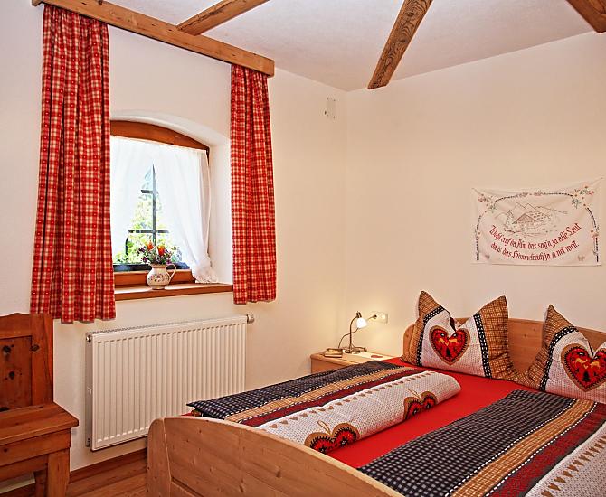 Schlafzimmer mit Holzboden und Möbeln in Massivholz Fichte Natur