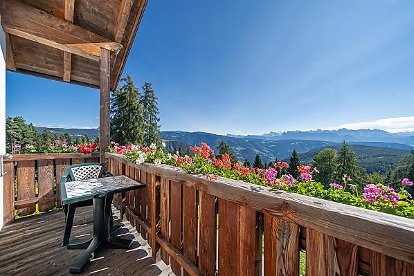 Der Balkon von Wohnung Veilchen mit einem einmaligen Blick auf die Dolomiten