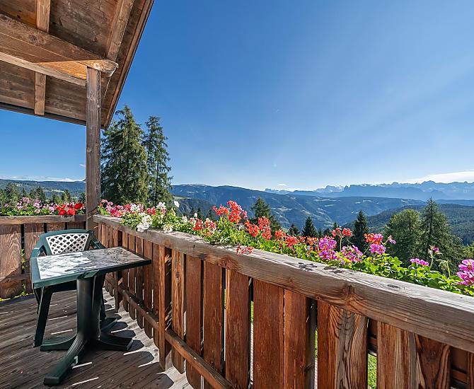 Der Balkon von Wohnung Veilchen mit einem einmaligen Blick auf die Dolomiten