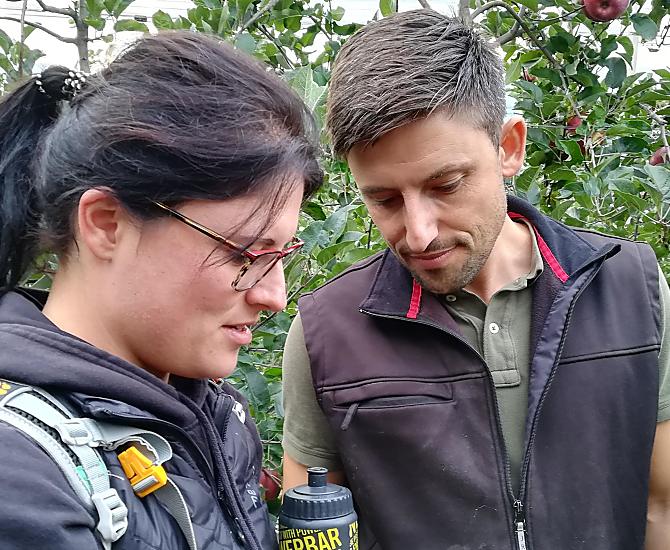 Naše děti Alexander a Tanja jsou vždy s námi, když je práce na statku