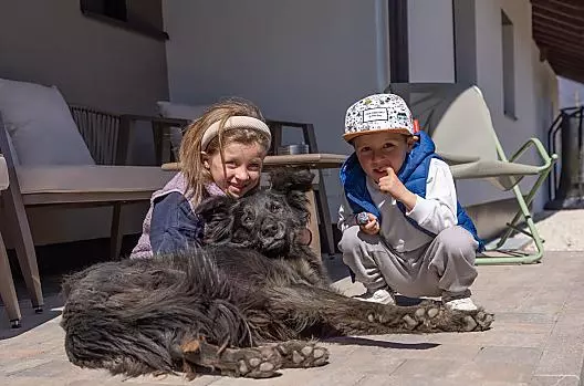 Náš statkový pes Lilli se rád nechá hladit od našich nejmenších.