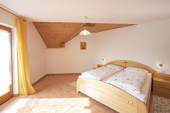 Schlafzimmer mit Balkon Ferienwohnung 1