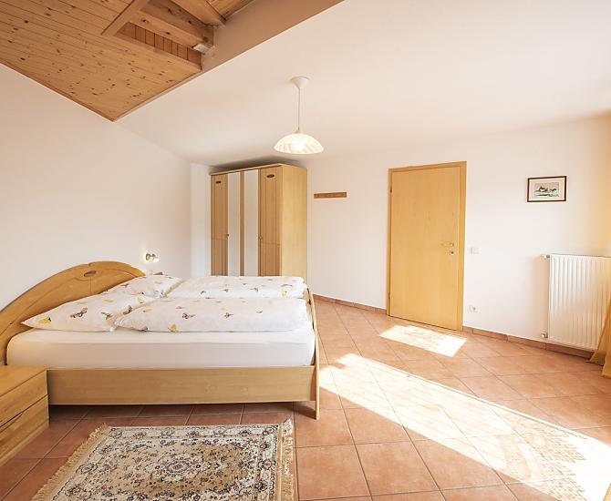 Schlafzimmer mit Balkon Ferienwohnung 1