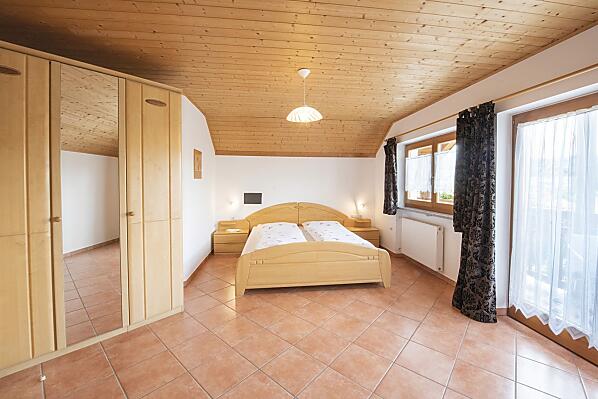 Schlafzimmer mit Balkon Ferienwohnung 2