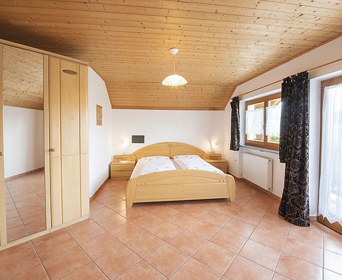 Schlafzimmer mit Balkon Ferienwohnung 2
