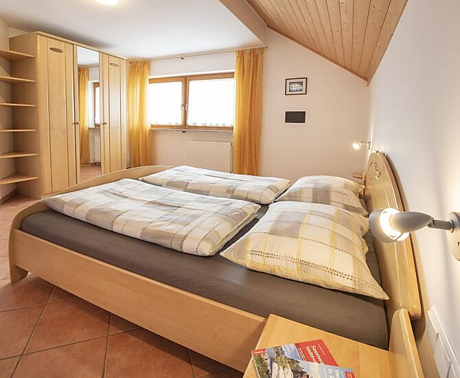 viel Stauraum im Schlafzimmer