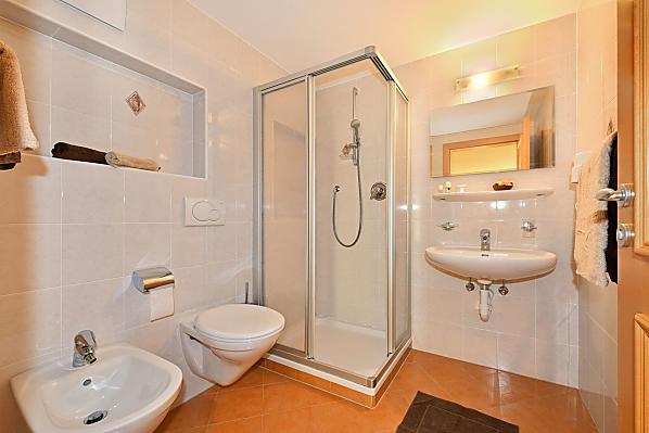 Dusche mit Föhn und Kosmetikspiegel.
