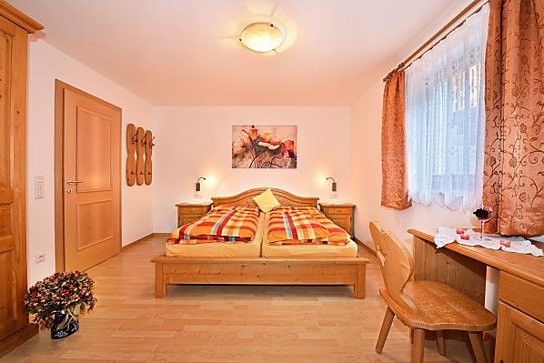 Elternschlafzimmer, ausgestattet mit großem Doppelbett und dreiteiligem Schrank.