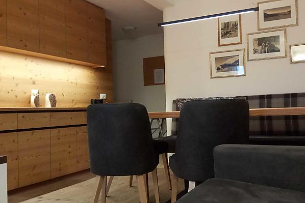 Modern ausgestattetes Wohnzimmer 