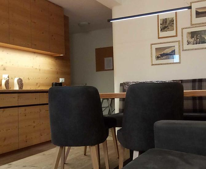 Modern ausgestattetes Wohnzimmer 