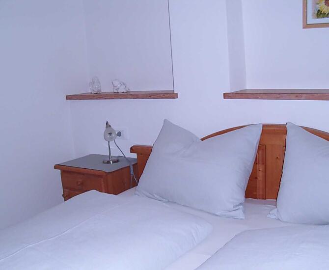 Schlafzimmer mit Massivholzmöbel 