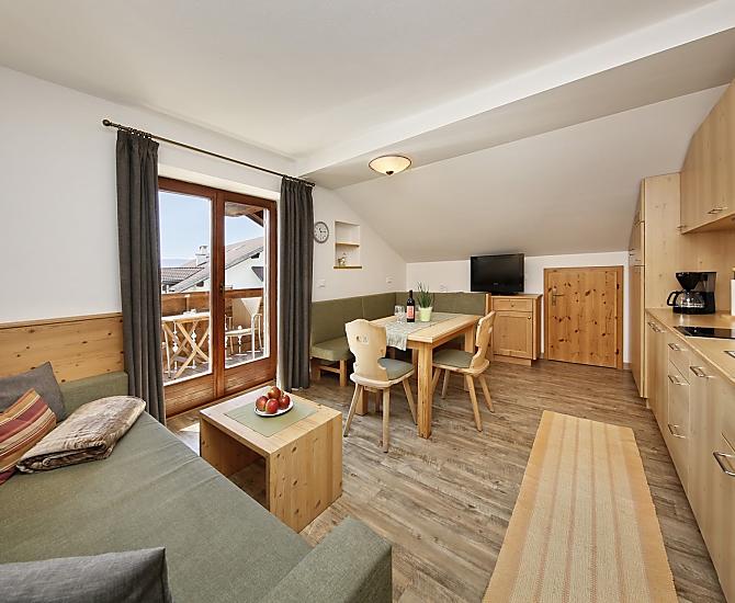 Wohnküche mit Südbalkon und Blick ins Etschtal