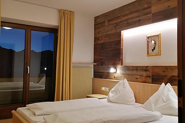 Südlich gelegenes Zimmer mit Blick auf das Eisacktal.