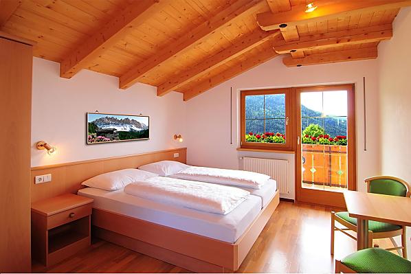 Südlich gelegenes Zimmer mit guter Aussicht.