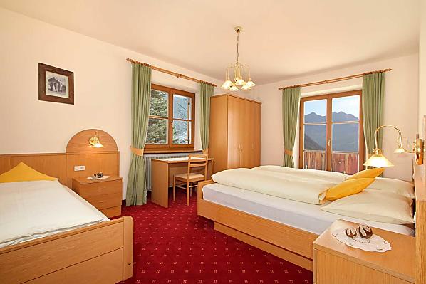 Zimmer mit Doppelbett und Einzelbett