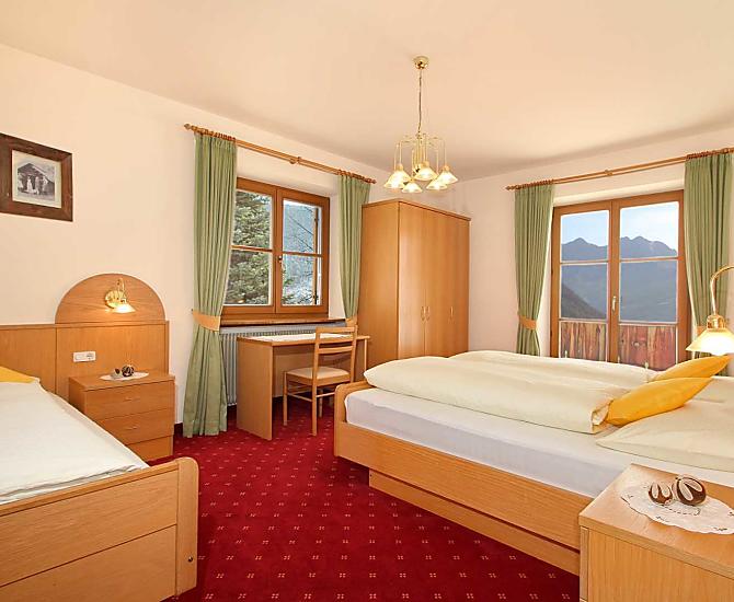 Zimmer mit Doppelbett und Einzelbett