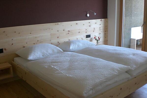 Schlafzimmer in Zirbenholz