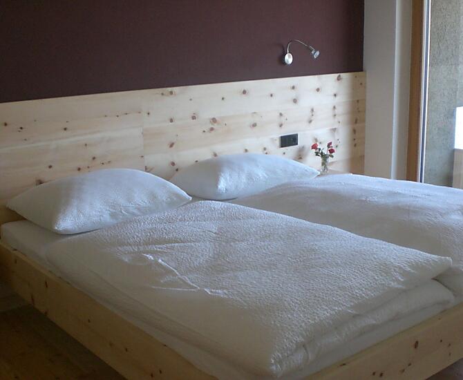 Schlafzimmer in Zirbenholz