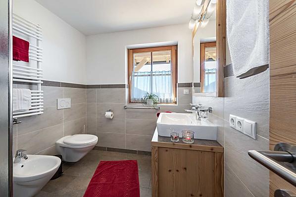Badezimmer mit Dusche, Bidet und WC 