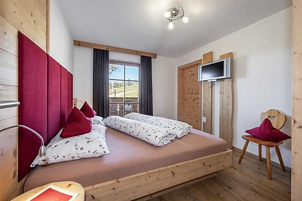Zweites Doppelbettzimmer in Fichte mit Balkon und Blick auf die umliegende Bergwelt 