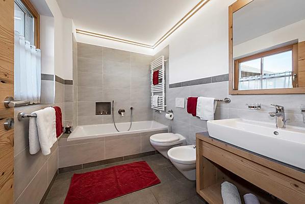 Zweites Badezimmer mit Badewanne, Bidet und WC 