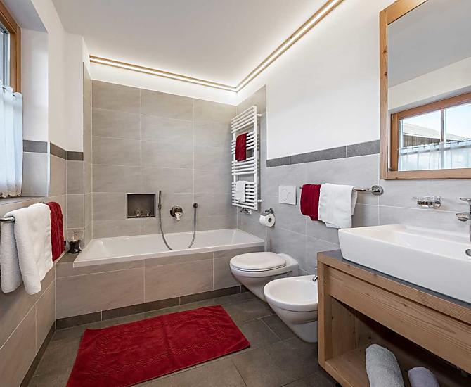 Zweites Badezimmer mit Badewanne, Bidet und WC 