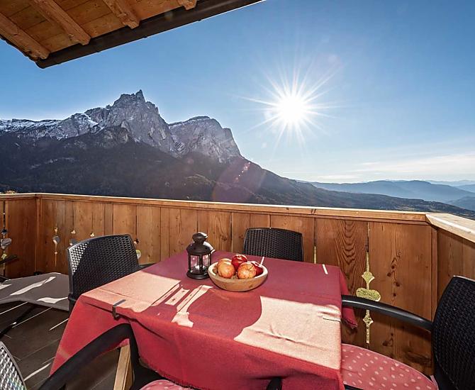 Sonnenterrasse mit Blick auf den Schlern und die umliegende Bergwelt