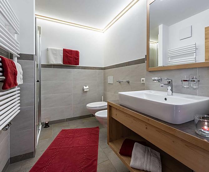 Badezimmer mit Dusche, Bidet und WC
