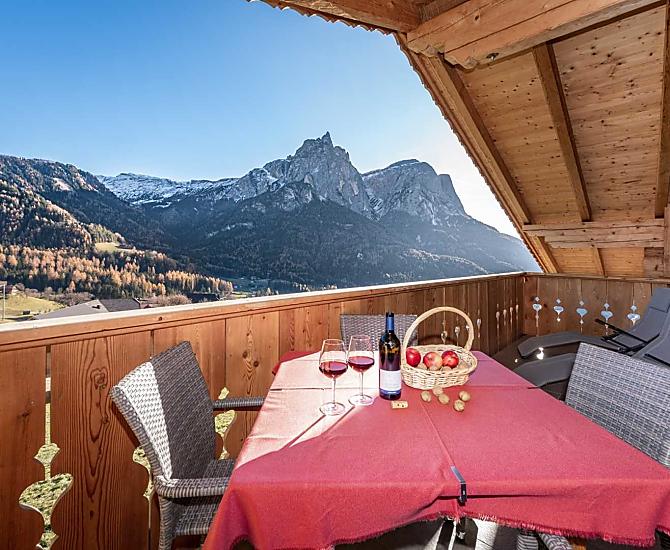 Große Sonnenterrasse mit traumhaftem Blick auf das Schlernmassiv