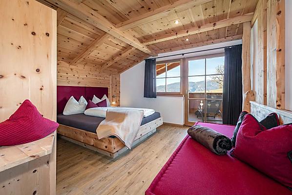 Doppel- bzw. Dreibettzimmer in Zirbenholz mit Aussicht auf den Ritten 