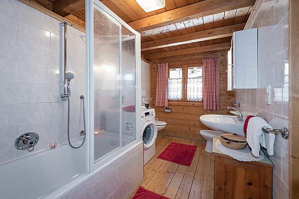 Im Badezimmer befindet eine Waschmaschine zur kostenlosen Benutzung 