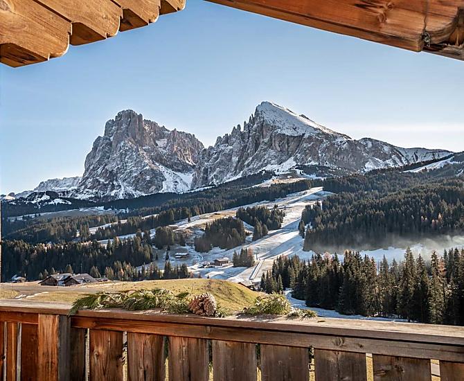 Traumhafte Aussicht auf die umliegende Bergwelt