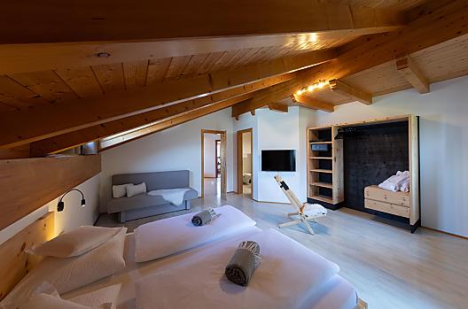 Všechny apartmány s ložnicí z přírodního dřeva borovice limba a z přírodních materiálů.