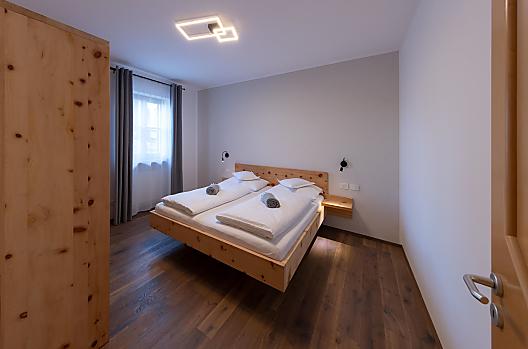Pokoj z borovice limba ve všech apartmánech