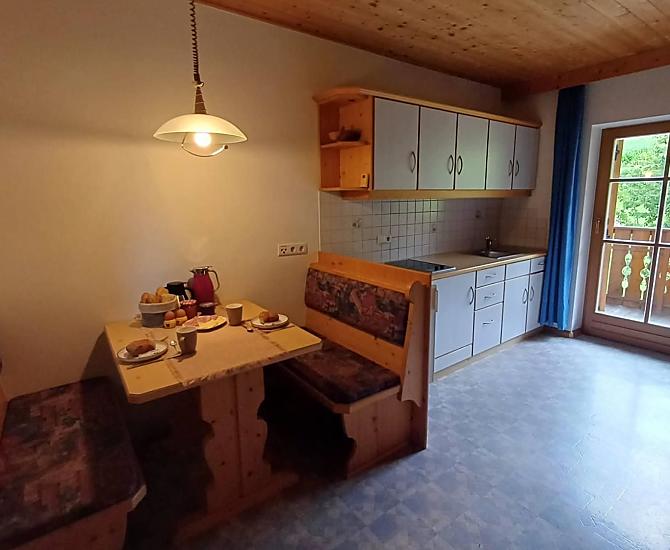 Die Kochecke und der Esstisch bieten Ihnen alles zur Zubereitung eines Gaumenschmauses. 