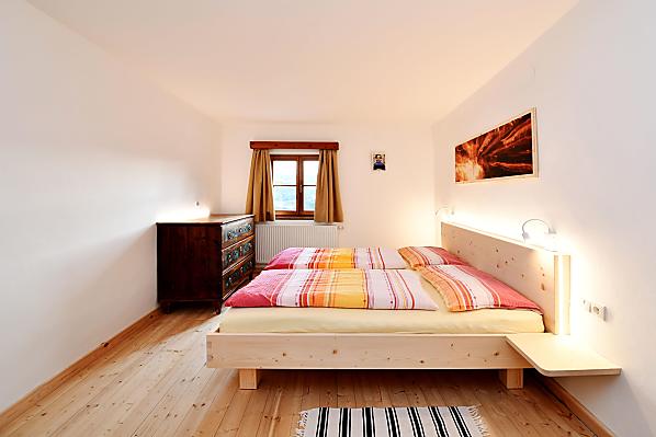 Schlafzimmer mit antiken Möbeln