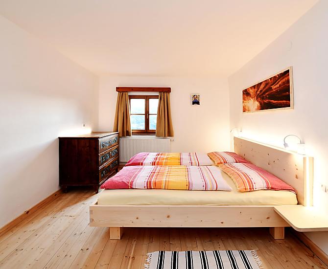 Schlafzimmer mit antiken Möbeln