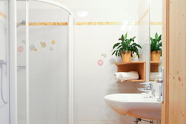 Das Bad ist mit Föhn, Bidet, Dusche, WC und Flüssigseife ausgestattet. Zusätzlich stehen Handtücher und Badteppich zur Verfügung. 