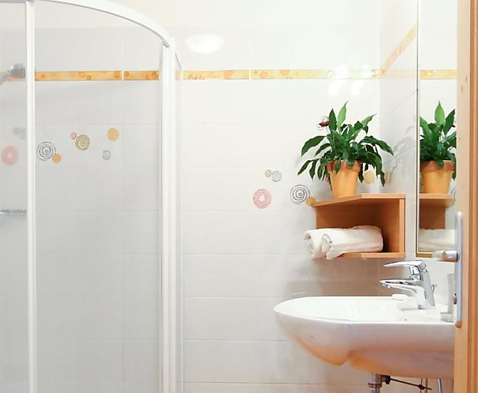 Das Bad ist mit Föhn, Bidet, Dusche, WC und Flüssigseife ausgestattet. Zusätzlich stehen Handtücher und Badteppich zur Verfügung. 