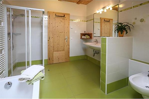 Das Bad ist mit Föhn, Bidet, Dusche, WC, Badewanne und Flüssigseife ausgestattet. Handtücher und Badteppich stehen zur Verfügung.