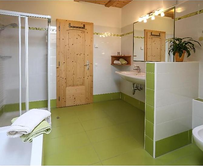 Das Bad ist mit Föhn, Bidet, Dusche, WC, Badewanne und Flüssigseife ausgestattet. Handtücher und Badteppich stehen zur Verfügung.