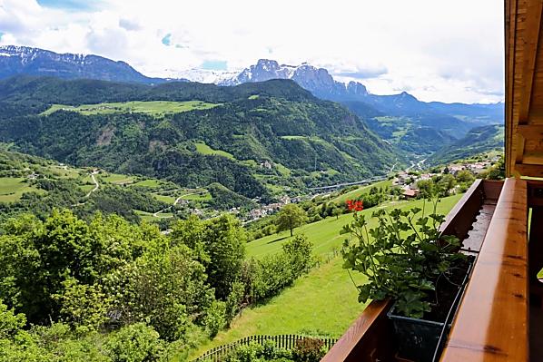 Wundervolle Aussicht auf die Dolomiten, das Grödnertal, den Schlern, die Seiser Alm. Balkon mit Esstisch, Frühstücksgenuss mit Sonnenschein.