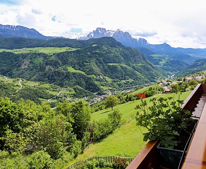 Wundervolle Aussicht auf die Dolomiten, das Grödnertal, den Schlern, die Seiser Alm. Balkon mit Esstisch, Frühstücksgenuss mit Sonnenschein.