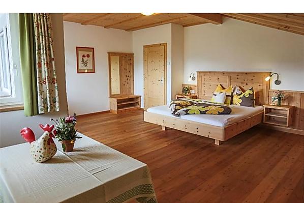 Wohlbefinden und Lebensfreude tanken im mit Zirbelkieferholz, Holzboden und Fußbodenheizung ausgestatteten Zimmer. Safe enthalten.